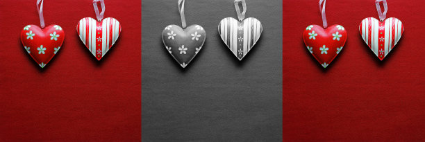 红色、黑色和白色的金属心在纸的背景上图片下载