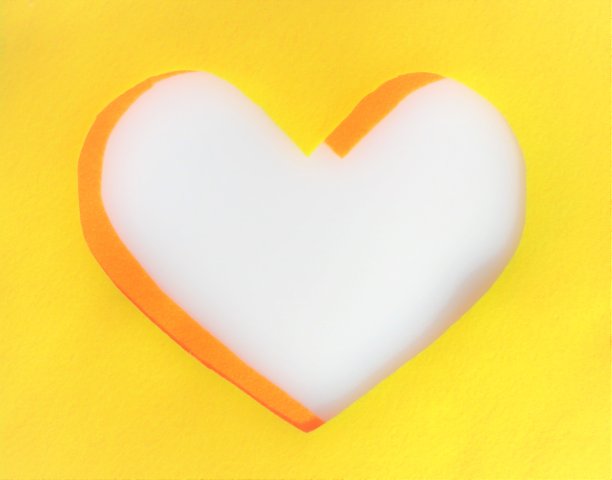 心，黄色边框背景，白色拷贝空间图片下载