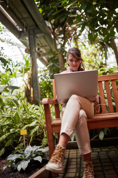 从事新项目的年轻设计师。用植物和花卉设计图片下载