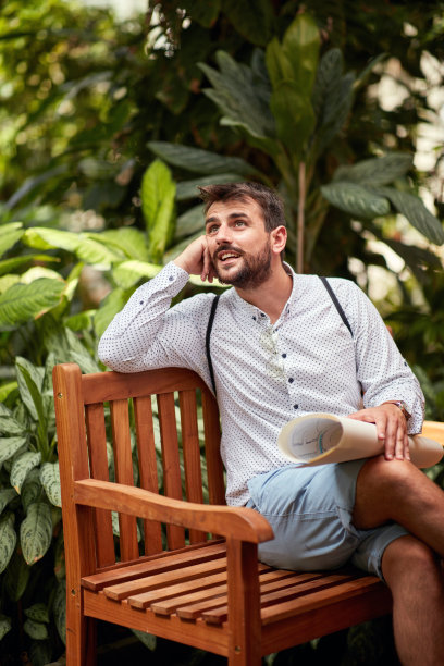 微笑的男人准备在花园外面工作。植物。图片下载