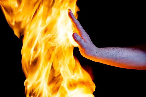 男人的手和火焰，用作背景图片下载