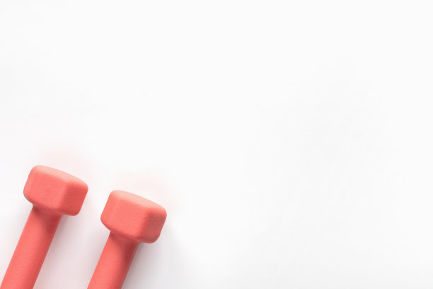 白色背景上的哑铃。健身，运动和锻炼的概念平坦lay图片下载