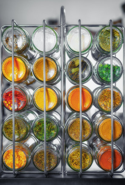 有许多玻璃瓶的金属香料架图片下载