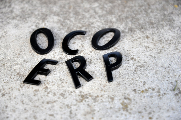 混凝土背景上的金属字母图片下载