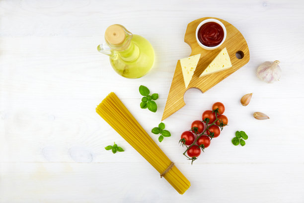 制作意大利面的材料:意大利扁面，番茄，沙司，罗勒，奶酪图片下载