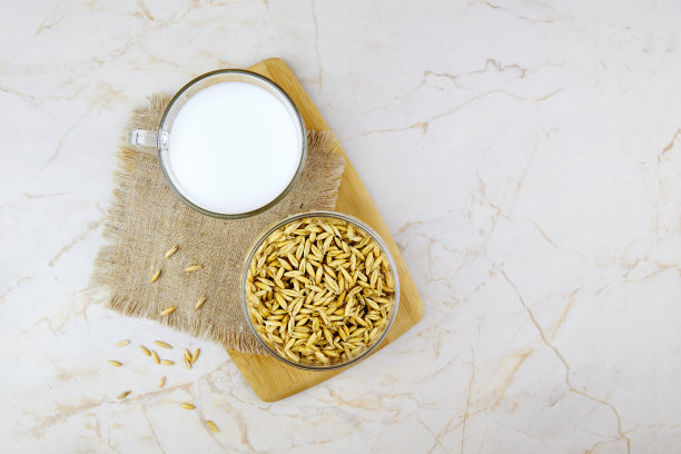 一杯燕麦，牛奶和燕麦放在一个罐子里。蔬菜牛奶。素食乳糖免费。图片下载