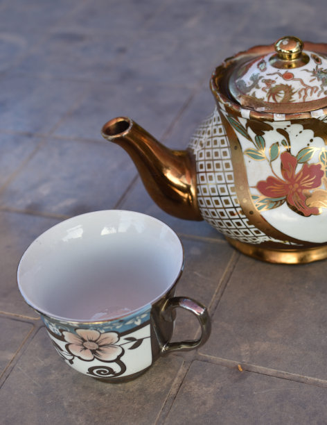 日本茶道绘画套装。陶瓷茶壶和一杯热气腾腾的木板绿茶。图片下载