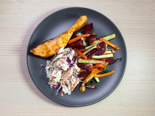 大马哈鱼和蔬菜图片下载