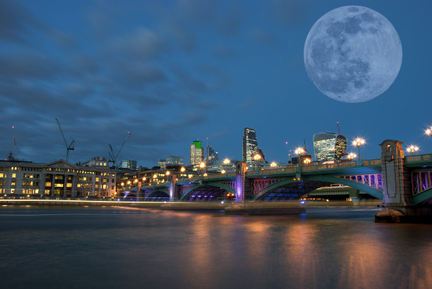 英国伦敦泰晤士河南岸的南华克桥上空的满月图片下载
