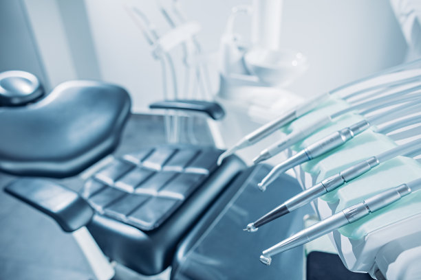 牙科诊所牙科椅和设备的背景和复制空间选择性聚焦图像图片下载
