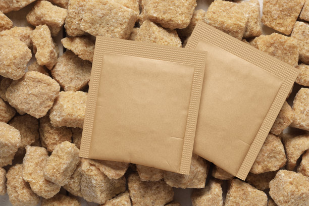 空白棕色纸小袋包装上的方糖。3D渲染和照片。图片下载