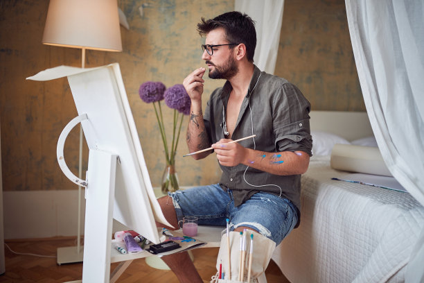 用油画在画布上作画的艺术家。图片下载