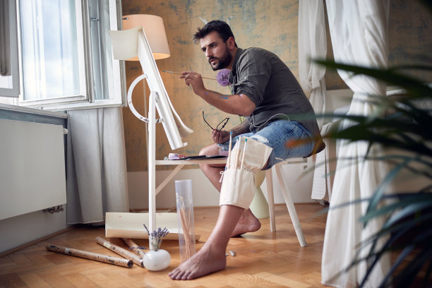 男画家作画，专注地看一个细节。专注，爱好，职业，艺术理念图片下载