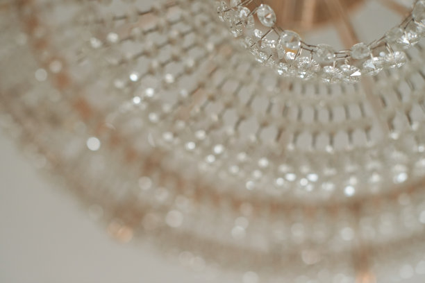 美丽的金色经典水晶吊灯特写。有选择性的重点。图片下载