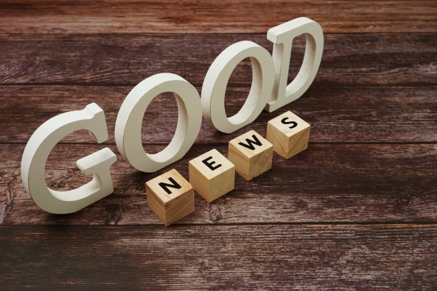 好消息单词字母木制背景图片下载