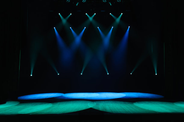 有灯光的自由舞台，音乐会的照明设备。图片下载