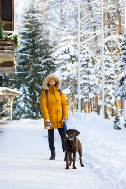 穿黄色衣服的白人女人图片下载