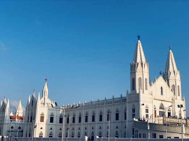 健康圣母大教堂或瓦兰卡尼圣母圣殿。在印度泰米尔纳德邦Velankanni，蓝色天空背景下的罗马天主教拉丁教堂塔。图片下载