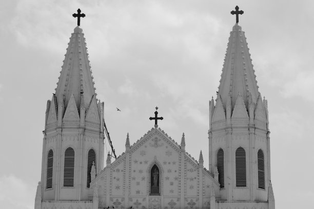 健康圣母大教堂，圣玛丽圣殿，圣玛丽大教堂，圣三位一体的正面。在Velankanni的蓝色天空背景下的罗马天主教拉丁教堂塔。图片下载