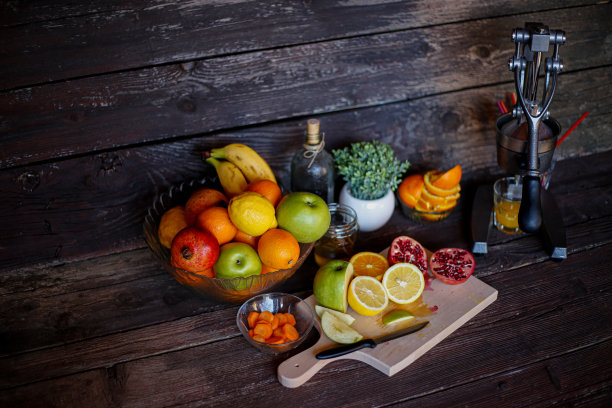 机械果汁机。用榨汁机榨果汁。库存图片图片下载