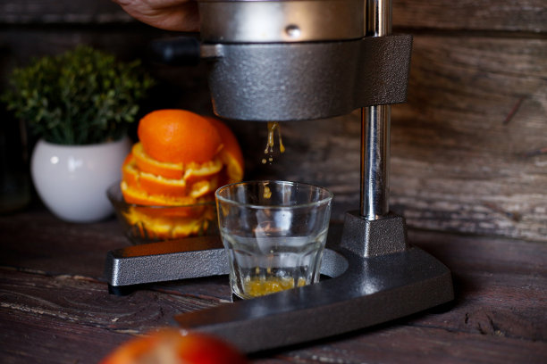 机械果汁机。用榨汁机榨果汁。库存图片图片下载