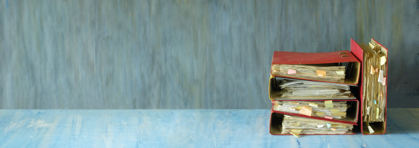 凌乱的旧文件夹和文件，繁文缛节，官僚主义观念也家居办公和商业，全景，良好的拷贝空间。图片下载