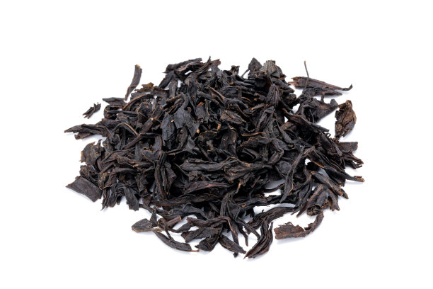 干红茶堆孤立在白色的背景。切成的印度干茶叶图片下载