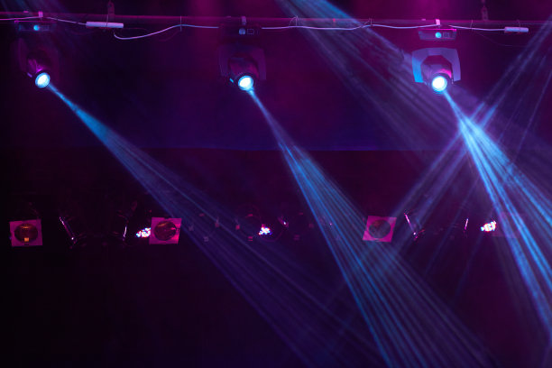 音乐会的舞台灯光正在发挥作用。灯光秀。激光显示。图片下载