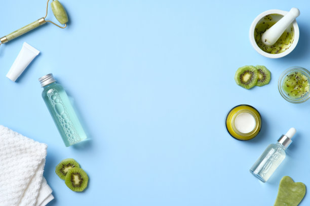 镜框采用天然有机化妆品，蓝底猕猴桃。草药护肤美容系列产品。平躺，俯视图图片下载