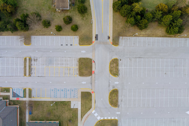 鸟瞰图一个空的地方停车场图片下载