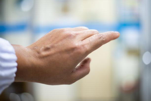 手科学与不戴手套的模糊背景。图片下载