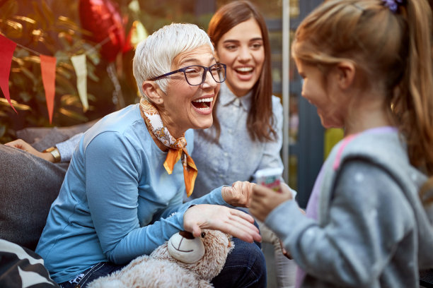 祖母和孙女庆祝生日图片下载