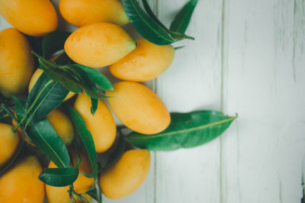 新鲜成熟的麻辣烫，白色的叶子，泰国热带水果图片下载