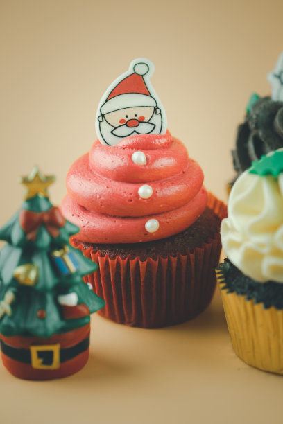 选择圣诞蛋糕与圣诞树在黄色的背景。节日的背景图片下载