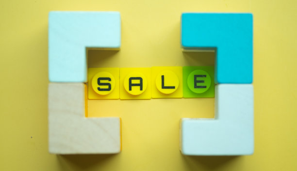 销售字内的符号左，右括号上的黄色背景。概念假日黑色星期五、圣诞节、情人节和季节性折扣图片下载