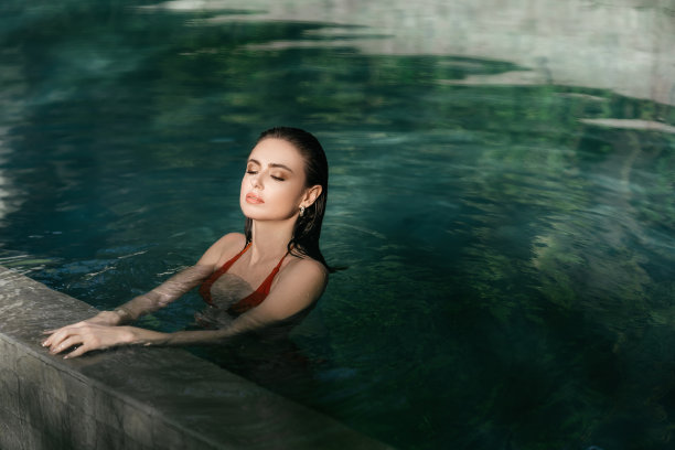 年轻漂亮的时尚女人在夏天在游泳池摆姿势的比基尼户外图片下载