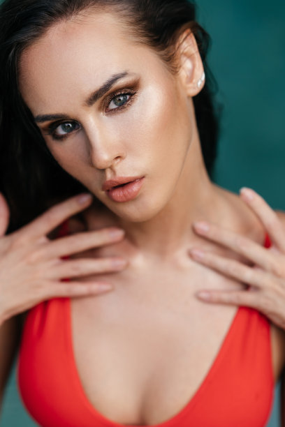 年轻漂亮的时尚女人在室外摆姿势在夏天的比基尼在游泳池图片下载