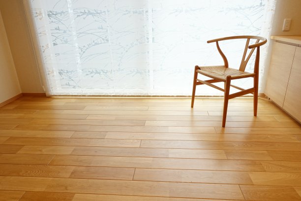 空房间里的现代木制椅子图片下载