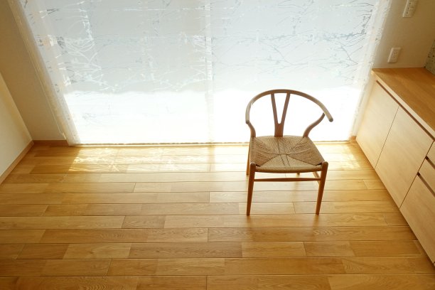 空房间里的现代木制椅子图片下载