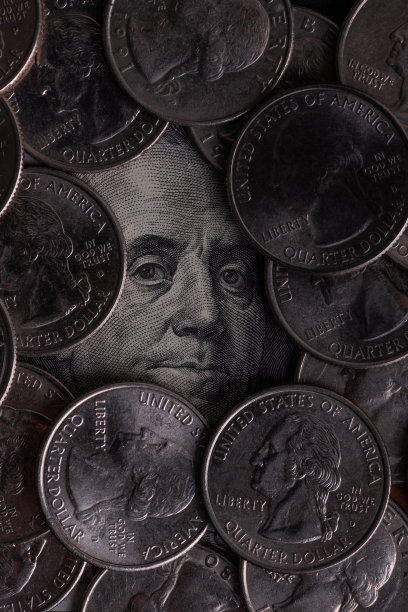 100美元纸币上的本杰明·富兰克林的脸被25美分包围着图片下载