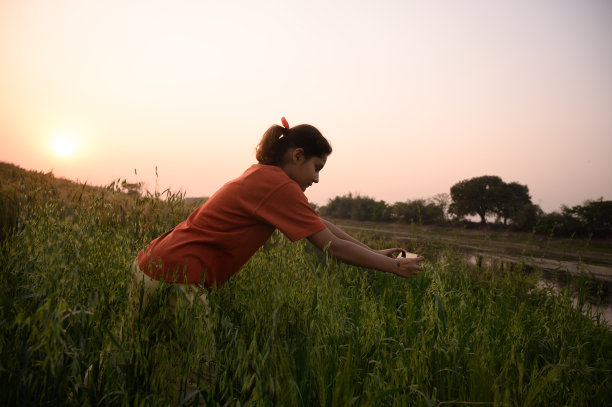 一个小女孩享受她的假期点击自拍照和照片在麦田旁边的乡村河Jalangi在下午图片下载