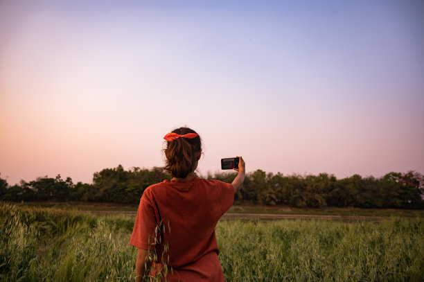 一个小女孩享受她的假期点击自拍照和照片在麦田旁边的乡村河Jalangi在下午图片下载