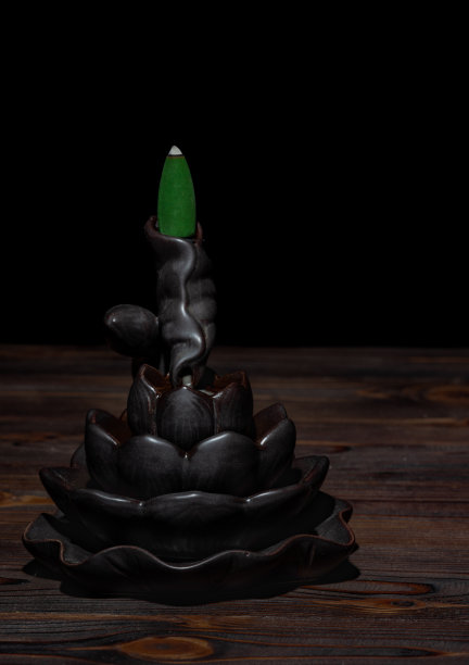 陶瓷倒流香炉荷花形式。香锥持有人。图片下载