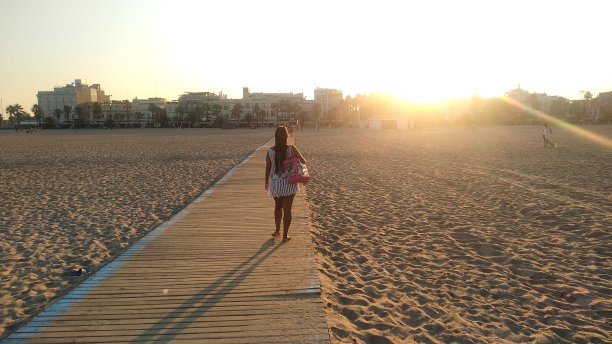 走在日落时分图片下载