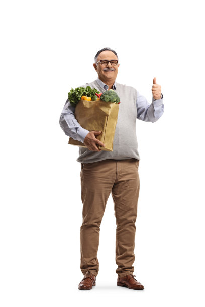 提购物袋的中年男人竖拇指图片下载