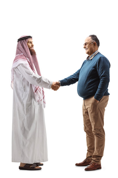 年轻沙特阿拉伯男人与成熟男人握手全身照图片下载