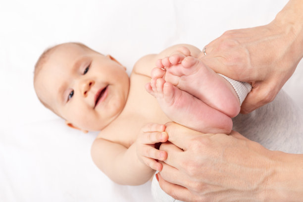 理疗师进行发展训练与小儿童-婴儿健身房的概念图片下载