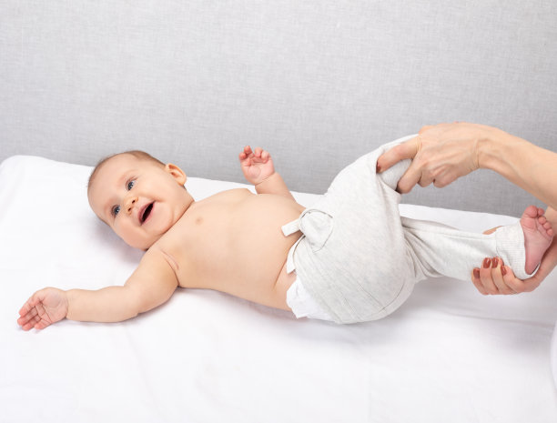 小儿门诊接受小儿腿部按摩的小婴儿图片下载