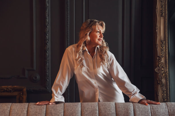 肖像照片可爱的中年45岁的金发女人在家庭房间图片下载