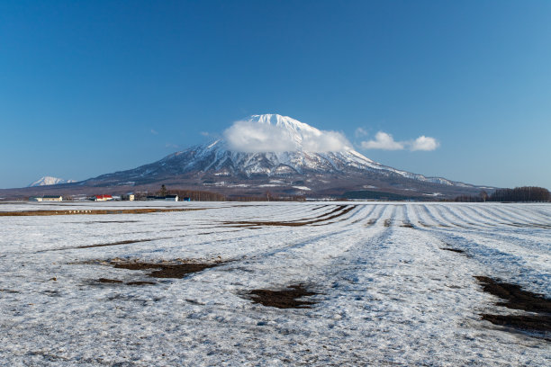 北海道初春的山景图片下载